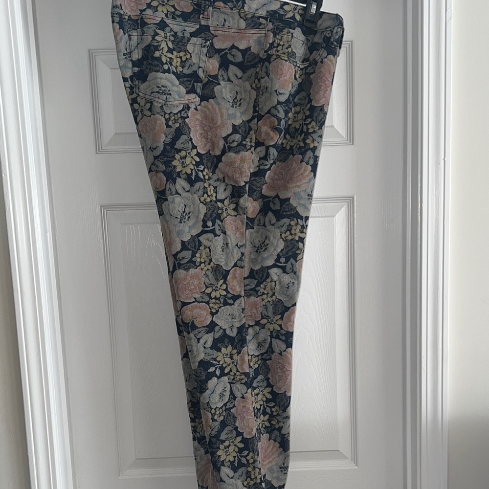 Plus-size Denim Floral Patterned Pants

E